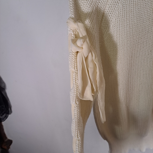 Revamped Off-white Knit Long Sleeve Sweatshirt with Bow on Sleeves Size Large - Picture 4 of 9